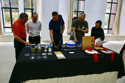 参观学生作品展