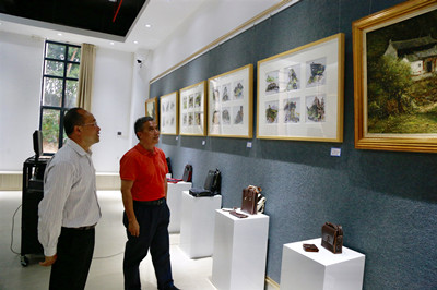 参观教师作品展